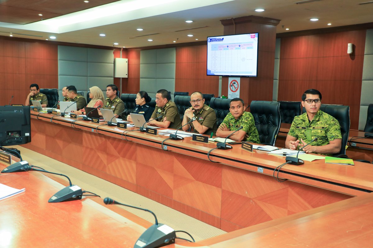 relamalaysia's tweet photo. 𝙈𝙀𝙎𝙔𝙐𝘼𝙍𝘼𝙏 𝙋𝙀𝙉𝙂𝙐𝙍𝙐𝙎𝘼𝙉 𝙏𝙀𝙍𝙏𝙄𝙉𝙂𝙂𝙄 𝙅𝘼𝘽𝘼𝙏𝘼𝙉 𝙎𝙐𝙆𝘼𝙍𝙀𝙇𝘼𝙒𝘼𝙉 𝙈𝘼𝙇𝘼𝙔𝙎𝙄𝘼 (𝙍𝙀𝙇𝘼) 𝘽𝙄𝙇𝘼𝙉𝙂𝘼𝙉 𝟮 𝙏𝘼𝙃𝙐𝙉 𝟮𝟬𝟮𝟲

3 Mac 2026 – YBhg. Datuk KPjR Rosli Yaakub, Ketua Pengarah Jabatan Sukarelawan Malaysia (RELA) https://t.co/FvPxwgxBh9