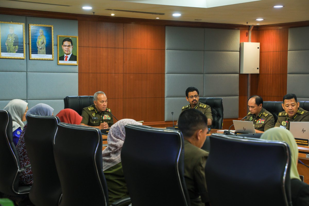 relamalaysia's tweet photo. 𝙈𝙀𝙎𝙔𝙐𝘼𝙍𝘼𝙏 𝙋𝙀𝙉𝙂𝙐𝙍𝙐𝙎𝘼𝙉 𝙏𝙀𝙍𝙏𝙄𝙉𝙂𝙂𝙄 𝙅𝘼𝘽𝘼𝙏𝘼𝙉 𝙎𝙐𝙆𝘼𝙍𝙀𝙇𝘼𝙒𝘼𝙉 𝙈𝘼𝙇𝘼𝙔𝙎𝙄𝘼 (𝙍𝙀𝙇𝘼) 𝘽𝙄𝙇𝘼𝙉𝙂𝘼𝙉 𝟮 𝙏𝘼𝙃𝙐𝙉 𝟮𝟬𝟮𝟲

3 Mac 2026 – YBhg. Datuk KPjR Rosli Yaakub, Ketua Pengarah Jabatan Sukarelawan Malaysia (RELA) https://t.co/FvPxwgxBh9