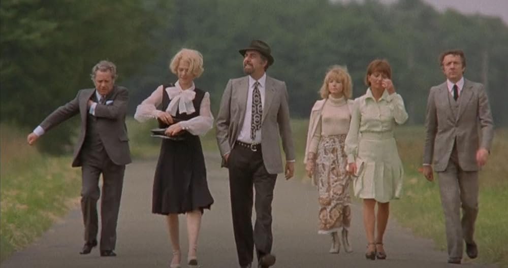 "El discreto encanto de la burguesía" de Luis Buñuel.