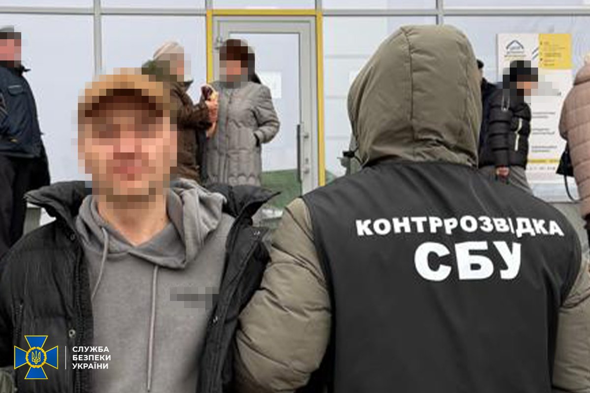 ServiceSsu's tweet photo. СБУ викрила агента фсб, який «вербував» українців, щоб зареєструвати на них російські Старлінки

��️ https://t.co/p86CGM9GcF https://t.co/05GuqnHePu
