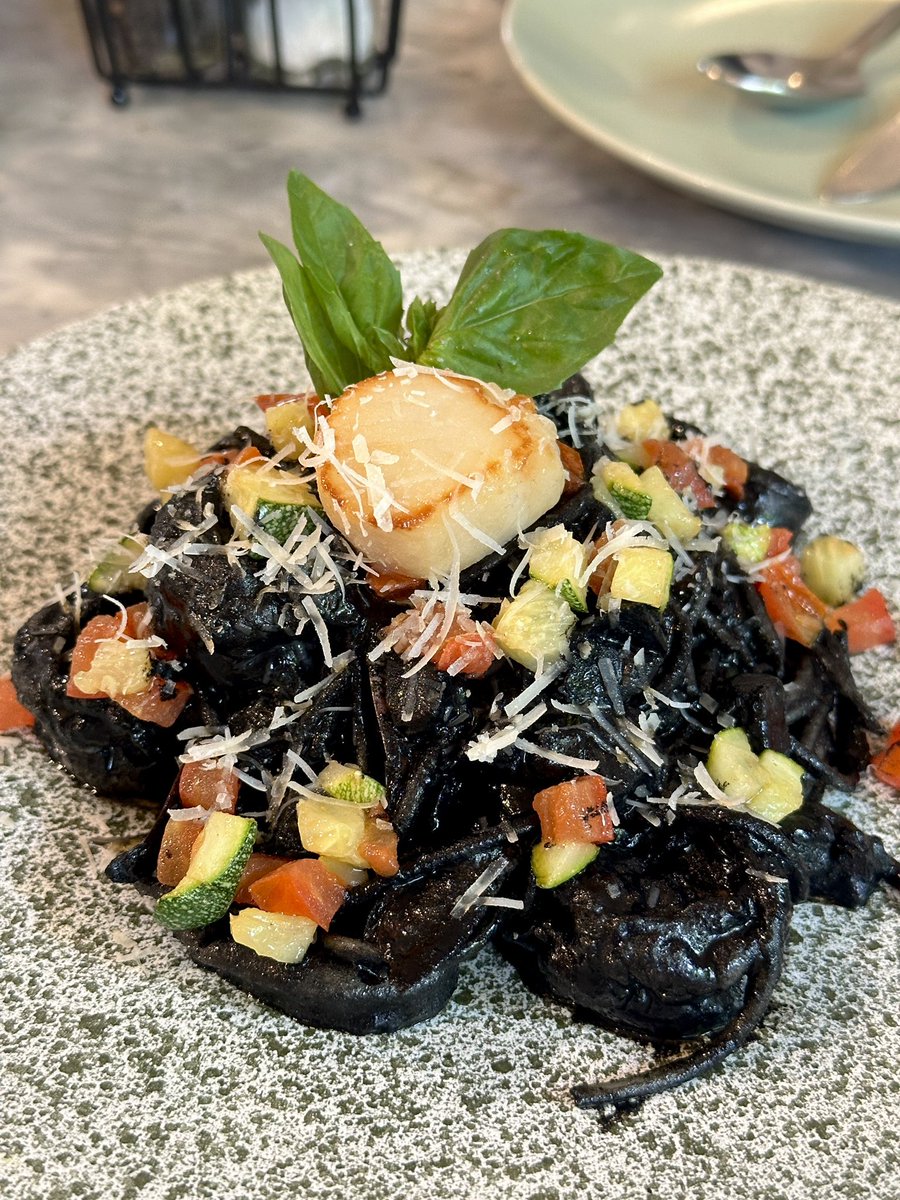 อาหารฟิวชั่นบรรยากาศร่มรื่นใจกลางสาทร มานี่บอกเลยต้องสั่งหมูกรอบฮ่องกง 🐽 ชิ้นโตหนาอวบเนื้อนุ่มมันนิ่ม ทอดมาแบบหนังกรอบกรุบสุดๆ เป็นหมูกรอบที่ถูกต้อง! <a href="/aroii/">@aroii บอกต่อ</a> #อร่อยบอกต่อ