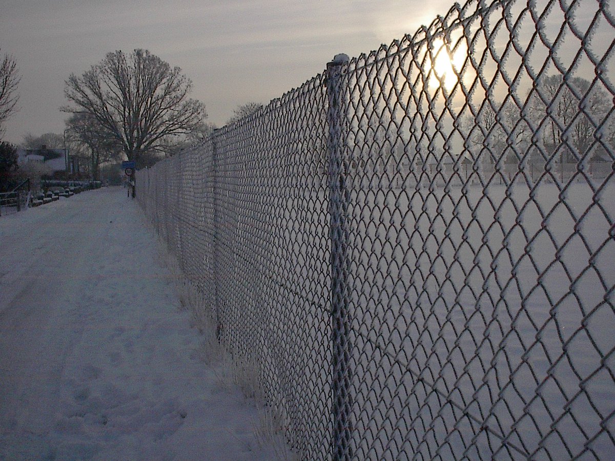 weerverteller's tweet image. Een van de weinige grote kouderecords uit deze eeuw werd in de ochtend van 4 maart 2005 (nu bijna 21 jaar geleden) in Marknesse geboekt. Het werd -20,7 graden. weerverteller.nl/verhalen/de-ex… #kou #maart #maartrecord #Marknesse #sneeuw 

Foto: Reinout van den Born.