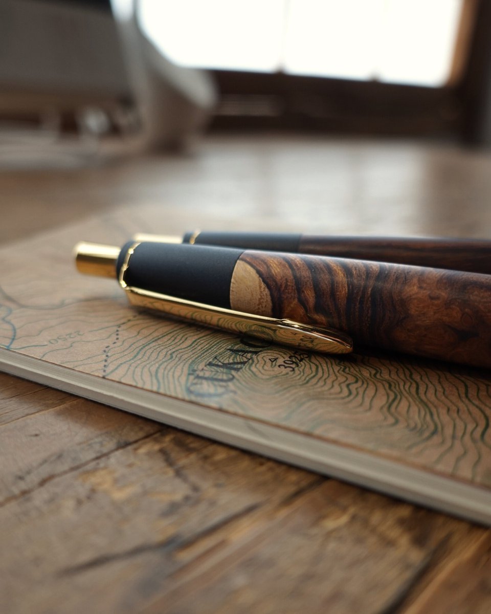 ブックカフェの静かな時間。 木軸ペンとともに、ゆっくり過ごす