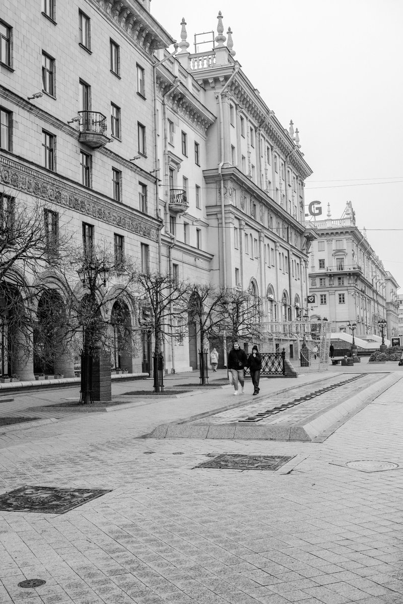 Minsk,Belarus
11/2025
#streetphotography 
#blackandwhitephotography 
#cityscape
