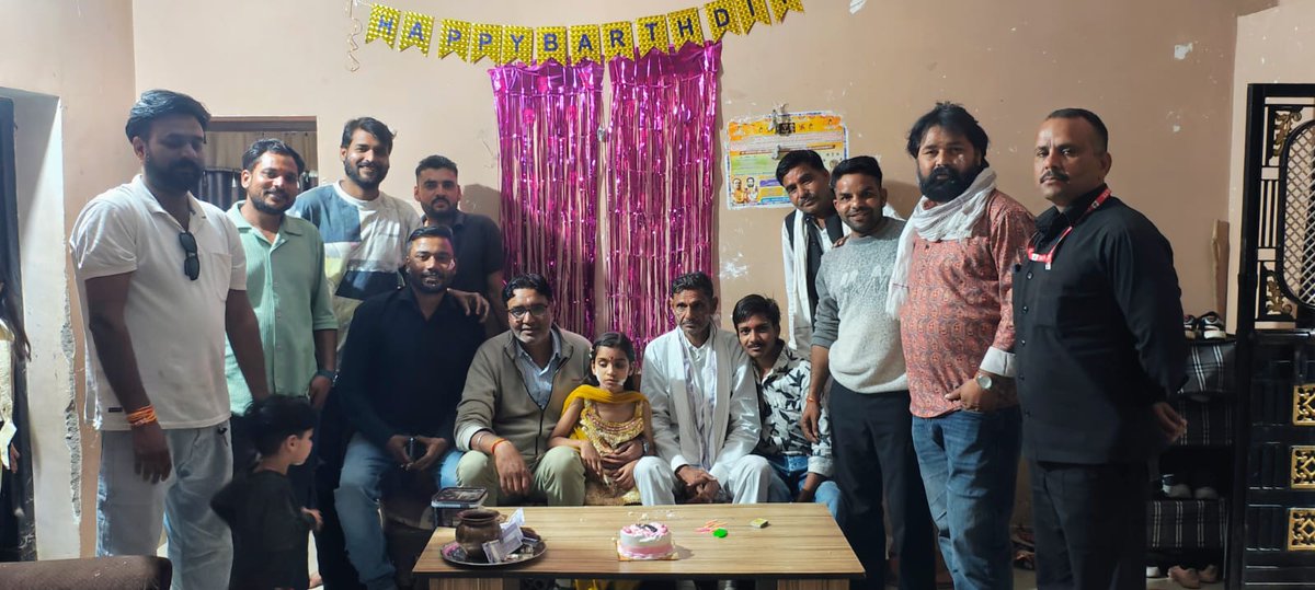 अंशिका बेटी की घर पर जन्मदिन की पार्टी