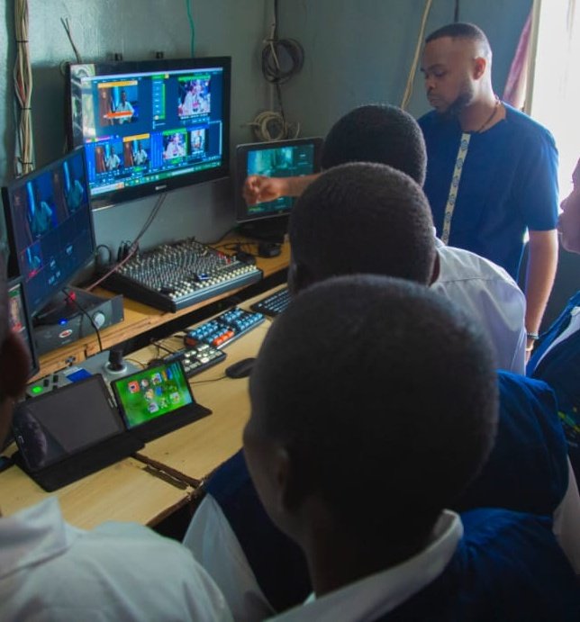 ImutakaraIwacu's tweet photo. Abanyeshuri ba Level 3 #MultimediaProduction muri @gitisitss ho muri @RuhangoDistrict
Basuye BTN TV na B+ TV bunguka ubumenyi ngiro mu itangazamakuru.
n'Intambwe ikomeye iganisha ku kuba abanyamwuga b’ejo hazaza. 💯🎥
#VisitRuhango
Uhahe uburezi bufite ireme
@Rwanda_Edu https://t.co/IN2UwAEuoi