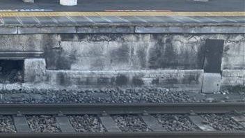 ふとホームの構造を見ると、発着する列車のドアの高さの歴史や、信号