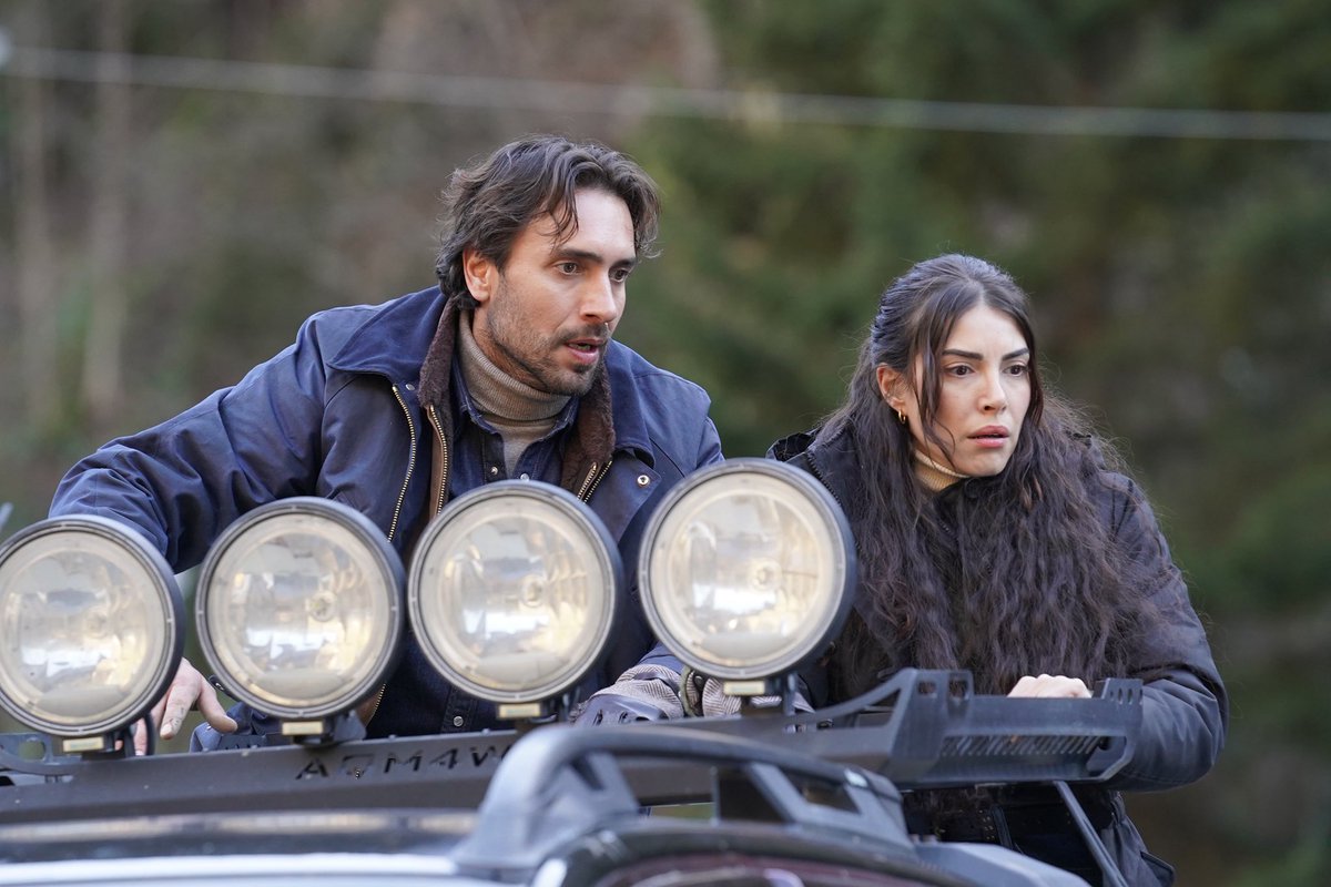 TvDunyasii's tweet photo. #TaşacakBuDeniz 20. Bölüm Özeti ve Kareleri:

Eleni ve Fadime, karların içinde donmak üzereyken bulunurlar ve kendileri için büyük bir yaşam mücadelesi başlar. Bu mücadele, Adil’in Oruç’la ve İso’yla ilişkisinin derinleşmesine yol açar. Esme ve Adil de bu süreçte anlaşmazlıklarını bir kenara bırakırlar. Birbirlerine sarılarak Eleni ve Fadime’yi kurtarmaya çalışırlar. Eleni’nin hayatla ölüm arasında gidip gelmesi, Oruç’a onsuz ne kadar yalnız olduğunu fark ettirir. Oruç ve Adil Eleni hakkında çok içten bir konuşma yaparlar. 

İso ve Fadime ise birbirlerine ne kadar değer verdiklerinin farkına varırlar ve çekinerek de olsa ilk defa hisleri ifade etmeye başlarlar. Ama Fadime’nin bir itirafı İso’yu deliye çevirir. Pikabın freninin kesildiğini anlayan Şerif ve Zarife, bunu Fadime’yi Furtuna Konağı’na getirmek ve Esme’yi konakta tutmak için kullanırlar. 

Ancak Adil’in onlara büyük bir sürprizi vardır. Şerif Esme’nin peşine düşer. Esme ise Furtuna’nın sonunu getirecek depremi başlatır, her şeyi Gezep’e anlatır. Ama anlattığı tek kişi Gezep değildir.