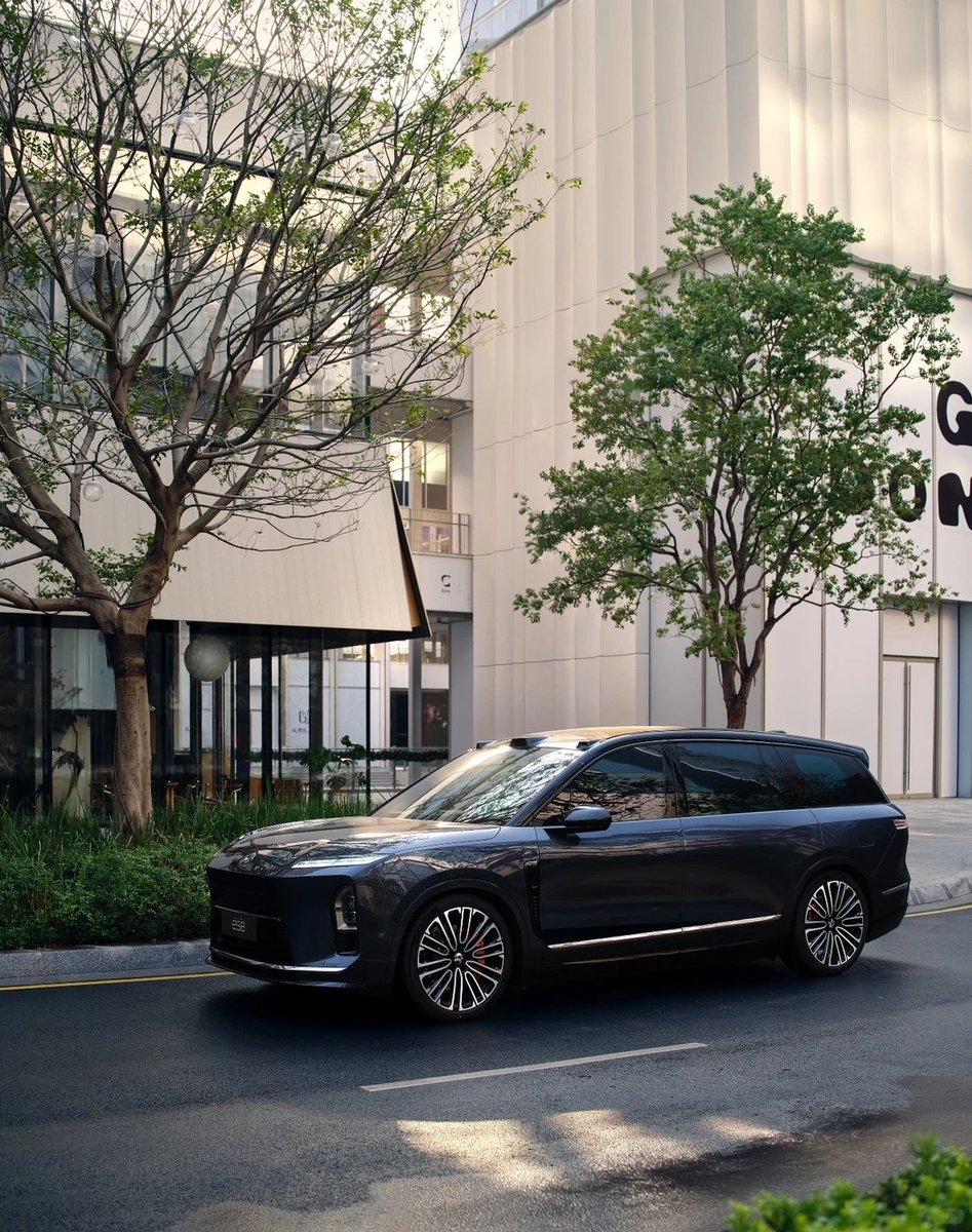 GreenMover88's tweet image. The all-new ES8 has such a strong, steady presence.
#NIOES8 #AllNewES8 #EVLife #LuxurySUV #CarLovers