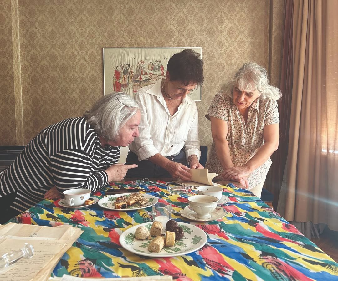 gazetekadikoy's tweet photo. Moda Caddesi’ndeki Kuğu Gölü Apartmanı’nın 63 numaralı dairesi  artık sadece bir daire değil. Ateşer ailesinin anıları, Füsun Ateşer’in vasiyeti ve Banu Bengü’nün emeğiyle, Nesin Vakfı bünyesinde yaşayan bir “hafıza evi”ne dönüştü: Moda63.

Geçmişin izlerini bugüne taşıyan bu özel mekân Masumiyet Müzesi dizisi için de bir çekim alanı oldu.
@gkeuygun haberi
 
#Moda63 #Kadıköy #NesinVakfı

https://t.co/qyD8BvikYJ