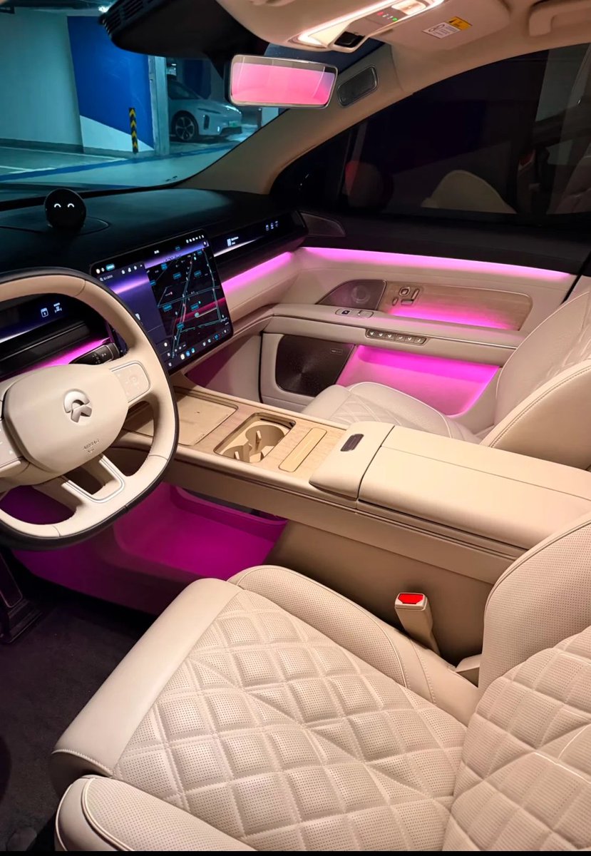 GreenMover88's tweet image. The all-new ES8 has such a strong, steady presence.
#NIOES8 #AllNewES8 #EVLife #LuxurySUV #CarLovers