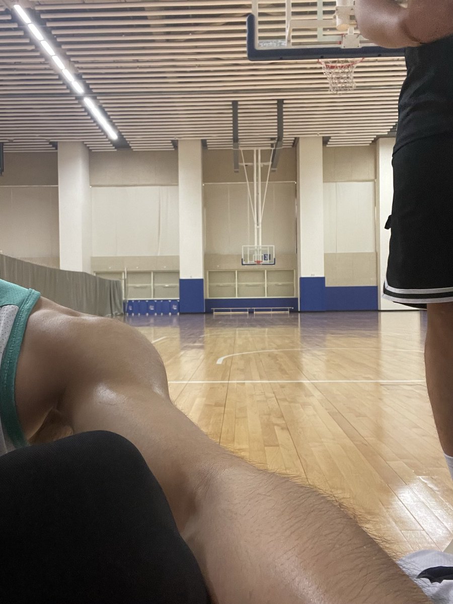 fi10fi13's tweet photo. 日复一日的上课训练上课训练上课训练 #香港學生 #男大 https://t.co/bocOlm1Tdc