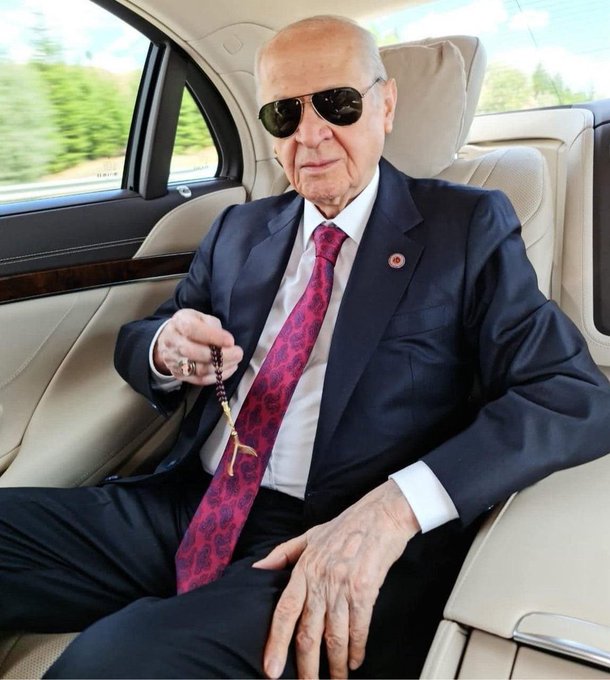 KitAjans's tweet photo. SON DAKİKA | Devlet Bahçeli: "Üstümüze kimler gelmeyi düşünüyorsa göreceği azamet ve şiddeti de peşinen kabul etmelidir.

Hiçbir devlet yanlış hesap yapmamalıdır. Bin dirilerek vatanımıza sahip çıkarız. Korkaklar her gün, kahramanlar bir gün ölür.

Ölümden öte köy yoktur; ölürsek şehit, kalırsak gazi oluruz."