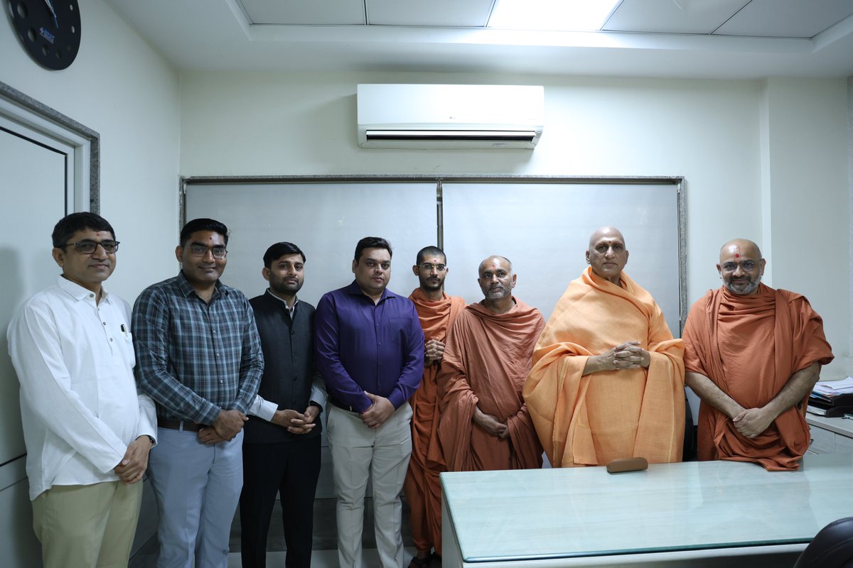 We were profoundly honored to receive the divine presence of Swami Avdheshanand Giri Ji Maharaj, Acharya Mahamandaleshwar of Juna Akhara, at SGVP Holistic Hospital.
#SwamiAvdheshanandGiri #Mahamandaleshwar #SpiritualLeadership #HolisticHealthcare #SGVPHolisticHospital