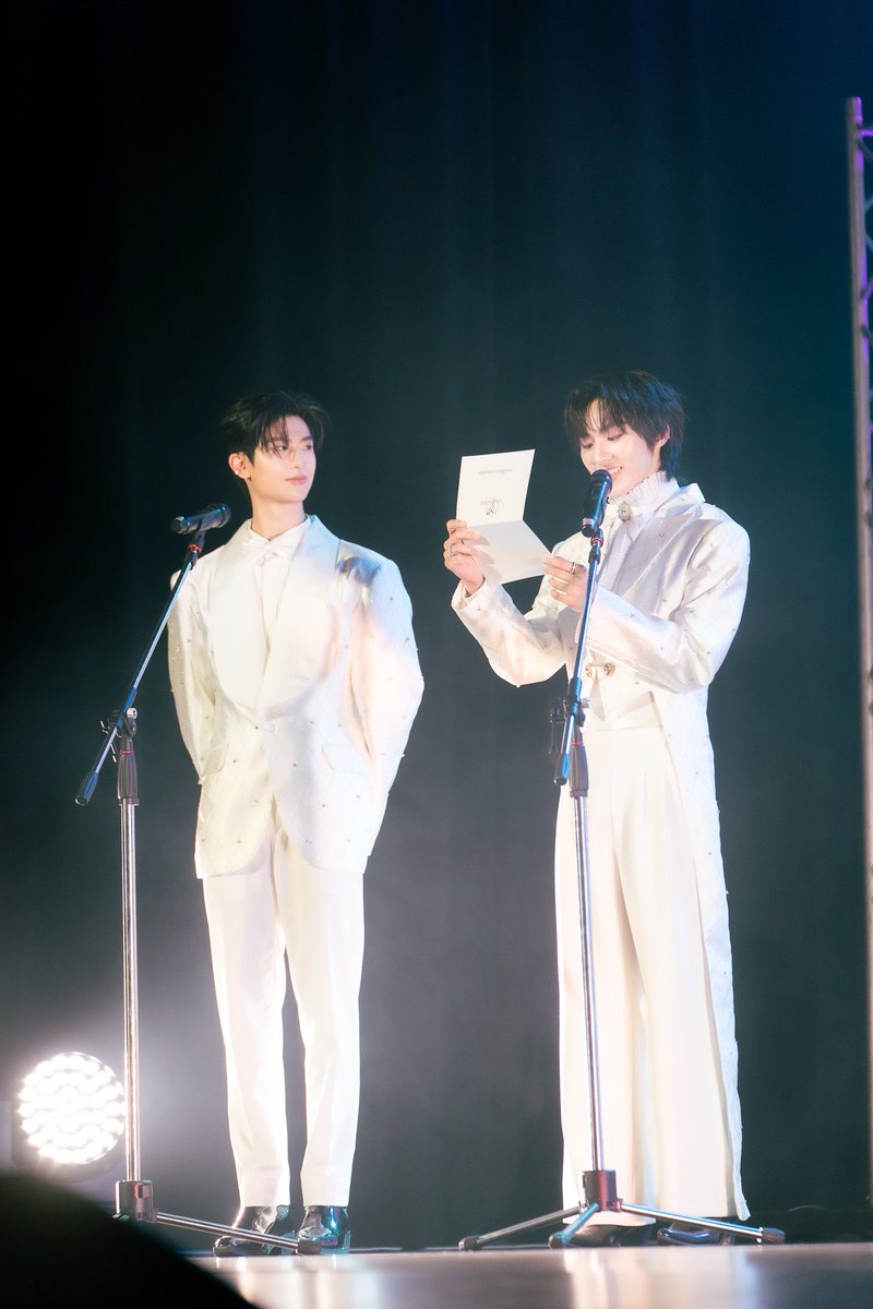 "ในคืนแสงจันทร์ส่องระยิบตาดวงดาราดั่งดวงตานางฟ้าจ้องมองเป็นพยานในยามราตรีบรรเลงขับขาน เพลงรักเพื่อเราชั้นขอมือเธอเต้นรำกับชั้นคืนนี้"

#โทมัสก้อง #thomaskong