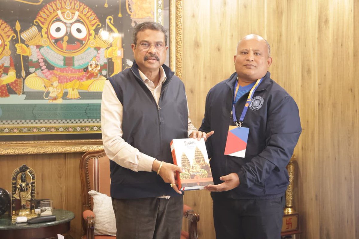 AngkorTamil's tweet photo. Today, I visited and had a friendly meeting to discuss support for opening a school initiative in Cambodia 🇰🇭 and usa 🇺🇸 with Dharmendra Pradhan,
Union Minister of Education, Government of India.🇮🇳
Dr.M.Rameshwaran cambodia https://t.co/eYYFDeKoLb
