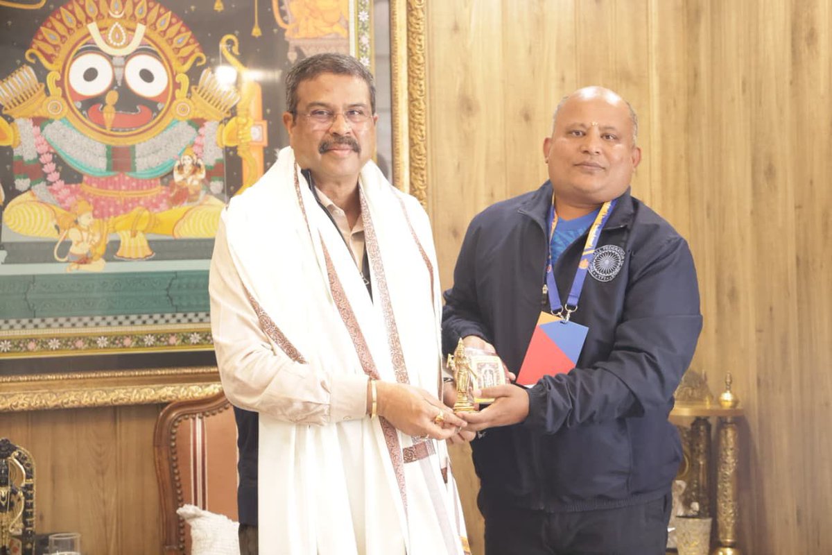 AngkorTamil's tweet photo. Today, I visited and had a friendly meeting to discuss support for opening a school initiative in Cambodia 🇰🇭 and usa 🇺🇸 with Dharmendra Pradhan,
Union Minister of Education, Government of India.🇮🇳
Dr.M.Rameshwaran cambodia https://t.co/eYYFDeKoLb
