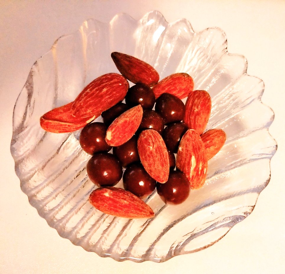 おやつに小皿に入れてこうやって用意してしまったせいで今とってもウイスキーが飲みたい🥃
仕事中なのでもちろん我慢です😜