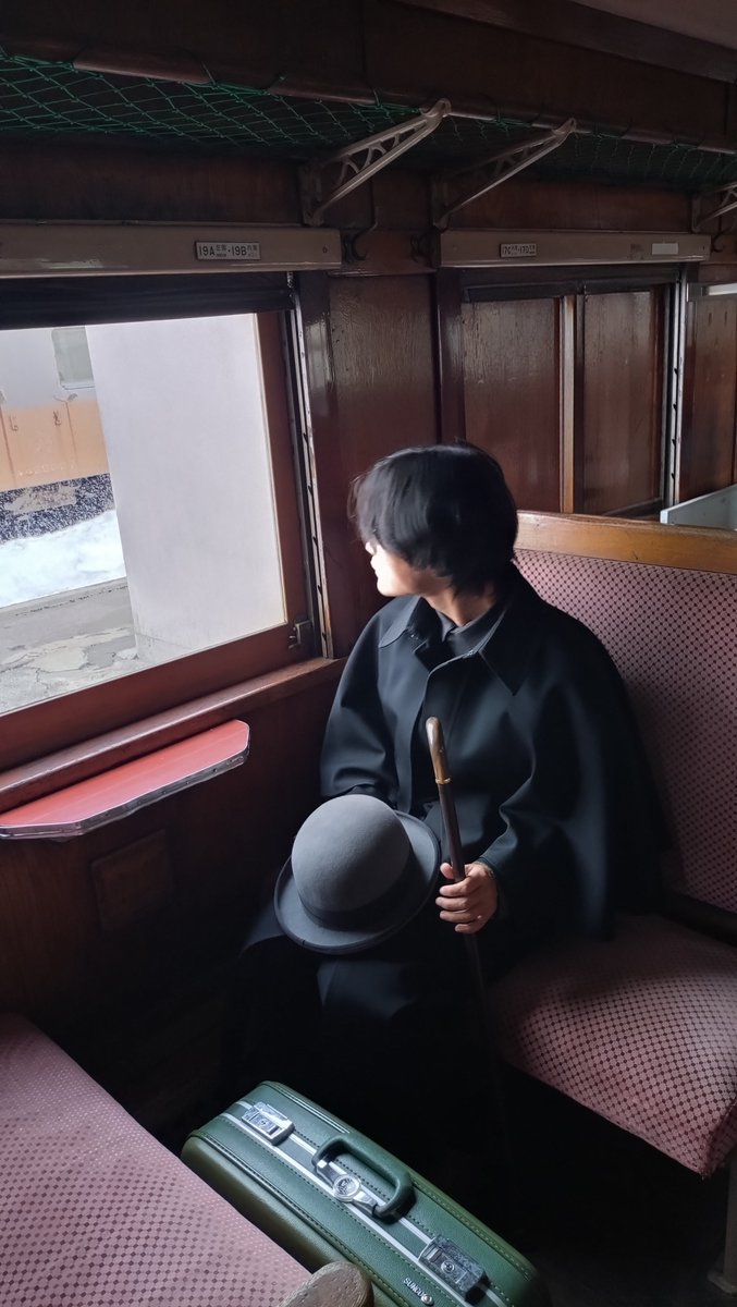 おゆきです。
#芥川龍之介 好きの #太宰治 がタイムスリップしてきたかのような完璧スタイル✨
昭和20年代の車両にピッタリ❤
素敵な空間にして下さいました♪
※2月23日撮影
#ご乗車ありがとうございました

#五所川原市 #中泊町 #津軽鉄道 #ストーブ列車 #津軽半島観光アテンダント
