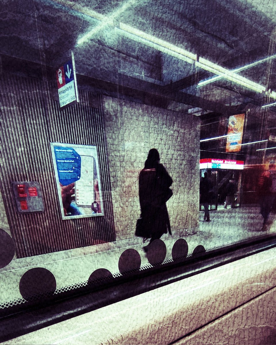 mhilska's tweet image. Metriksellä joku kakoo ja rykii äänekkäästi ja niistää roskikseen. Kävelen kauemmas ja tähtään etäisempään vaunuun. #arki