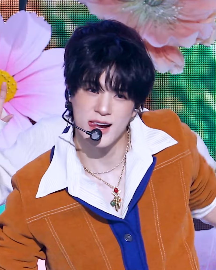 แล้วช่วงเพลงเริ่ม เจโน่คือแลบลิ้นตลอดเลย โอ้ยๆๆๆๆ แต่คือไวบ์ต่างกันตามสเตจ ตามชุดที่แต่งวันนั้นจริง55555555555555555555 คนละมู้ดมาก