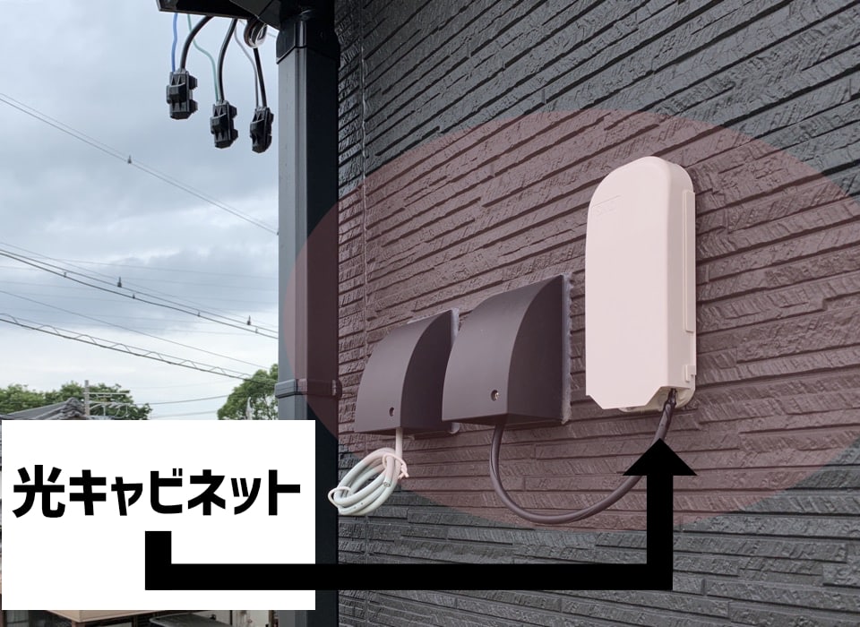 Uta_2525's tweet photo. @yuke_hob 一応目安として、この装置が近隣の家屋についてないか見るといいかもです。
これが付いてる物件はNURO光を導入済みの物件で、特に都内では訪問販売での営業が一時期超集中してました。
局所で同じ回線を使えばそれだけ実測値の低下に繋がるので、近隣でこれが多かったらNUROは避けた方がいいかもです！ https://t.co/7xR1Q9MYRZ