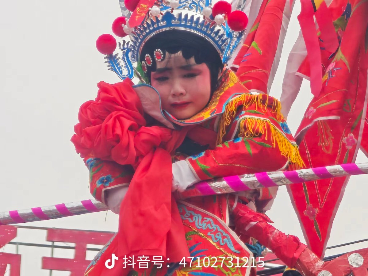 lidoudou526's tweet photo. #正月十五 #社火 #表演
#情绪崩了 是因为要开学了吗？
哈哈哈哈，笑死我了╯∀╰
世界那么大，悲喜并不相通😂
#BecomingChinese
#ChineseTime
#ChineseNewYear https://t.co/NK0u5V42UL