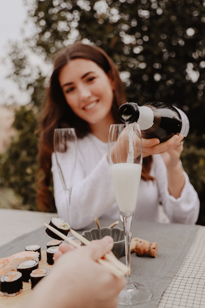 Bodegas_Covinas's tweet photo. La primavera nos saca a la calle…
y el vino nos reúne. 🍇🌞

Hazte con tu vino Coviñas en nuestra tienda online y brinda como toca. 🍇✨

https://t.co/xKtvQkEVZJ https://t.co/myZ5MkMOOc