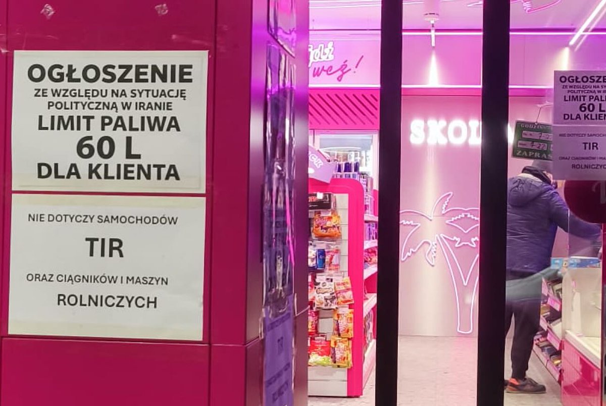 deZeZed's tweet photo. W związku z aktualną sytuacją na rynku paliwowym... Skolim nie podnosi cen zna swojej stacji :D

Jednak wprowadził limity po 60 litrów na klienta (nie dotyczy tirów oraz ciągników rolniczych) https://t.co/HcmYSsoLs5
