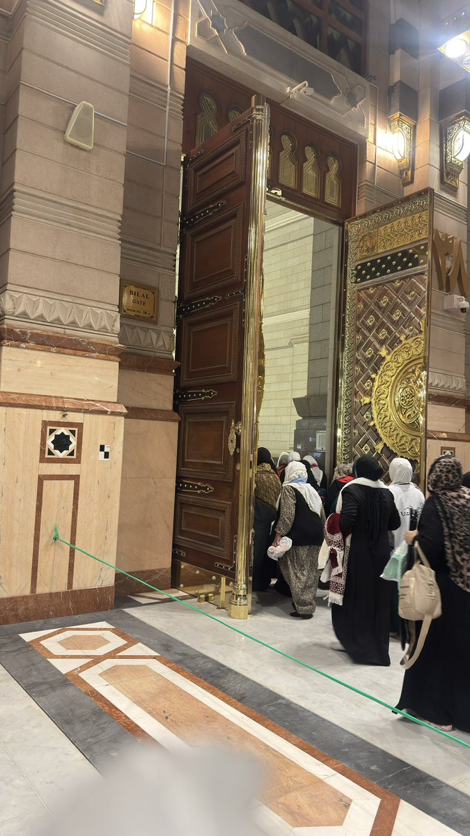 aiishadahir's tweet photo. Imagine world war 3 starting and you’re stuck in Madina… https://t.co/5fDazbNUyc