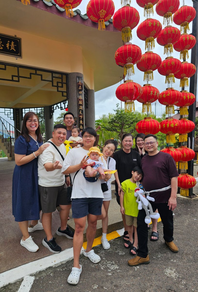 EricGoh76's tweet photo. 新年结果节目一场接一场，越���越颠🤣
忙是忙，但很值得🥰
有顾客特地来拜年，还包红包给我，说这些年基金回报不错，有的甚至翻倍。
有人用利息买了新车，有人解决了孩子大学学费的问题。
看到他们脸上的安心，我真的很欣慰。
谢谢你们当年的信任
今天元宵节，祝大家新一年越来越好，活得更从容 https://t.co/4OAifFsarx