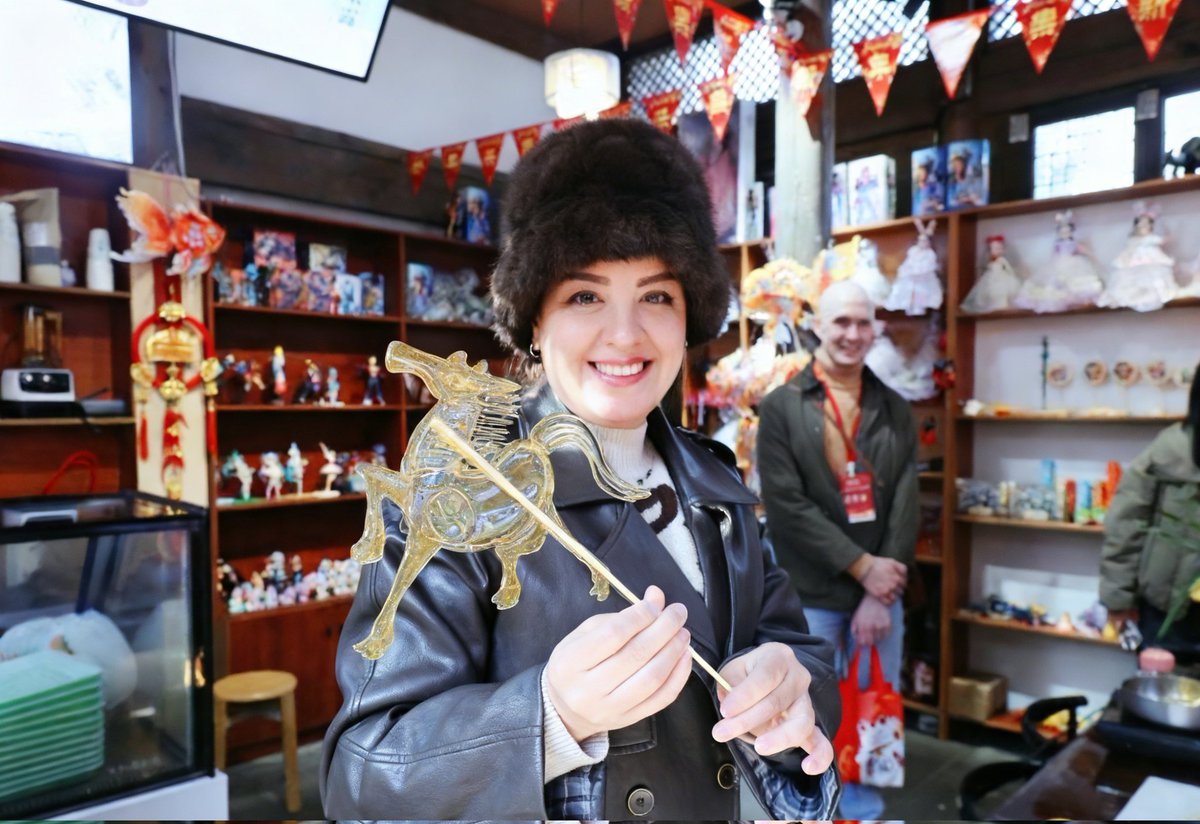 GuzhenC37467's tweet image. 🎉🎉Embrace a flavorful Chinese New Year feast with international friends at Lqiao Water Town in Anhui! Immerse yourself in diverse traditional Chinese culture like dough figurines, papercut, and sugar painting, and enjoy festive vibes!
#SpringFestivalVibes #HappyChineseNewYear