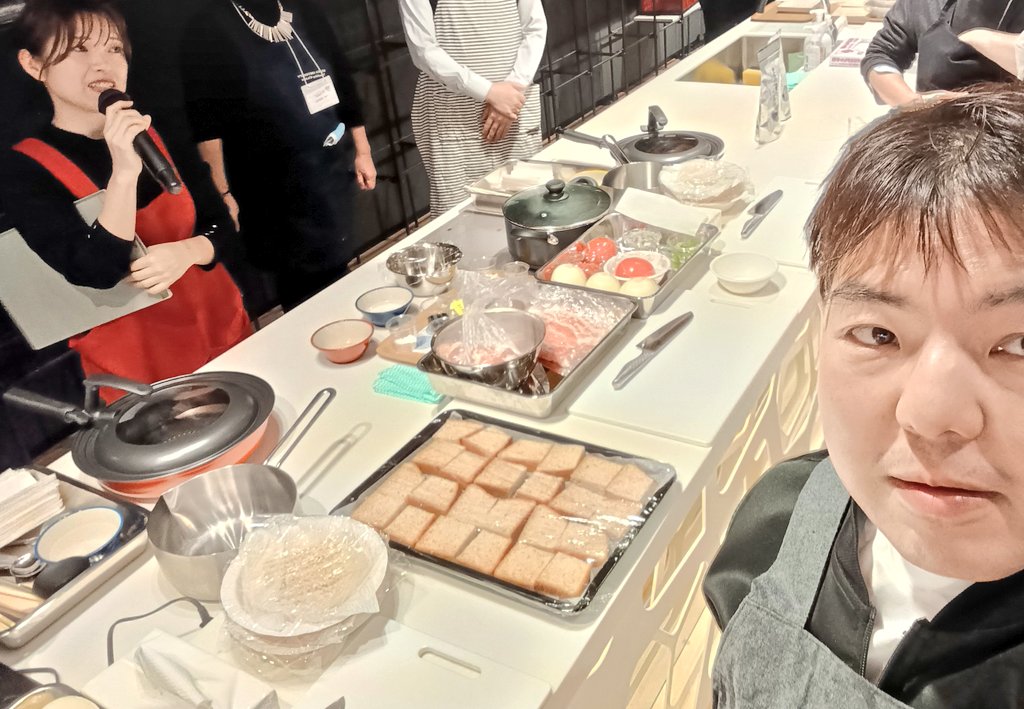 tairasakaki_jp's tweet photo. 大阪大学にて、ハーバード大学発のプログラムをベースに開発された日本版「#TeachingKitchen」ワークショップを体験!🎓🍳
馬殿恵先生から最新の栄養疫学エビデンスを学びつつ、出汁を効かせた減塩カレーや低GIメニューを調理・実食。
驚きの美味しさでした…😋
#阪大 https://t.co/hUQzFuUdHZ