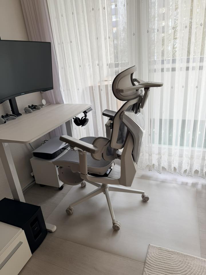 AutoFullGlobal's tweet image. Clean setup. Zero clutter. Maximum focus.

The AutoFull G7 in its element 🤍
Built for long sessions. Designed for next-level comfort.

👀Would you game or work here?
📷 shared by our Facebook users.
#gaming #gamingchair #AutoFull