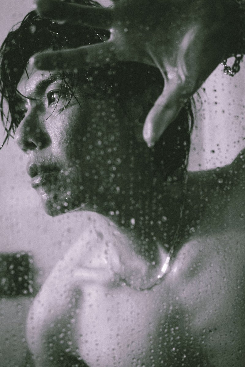 【「#佐藤拓也写真集(仮)」4/3発売】この春声優デビュー20周年イヤーに突入する #佐藤拓也 さん(<a href="/5tAkUyA5/">佐藤拓也</a>)の写真集がリリース！上京当時を思い出すようなノスタルジックな写真の数々と、故郷・宮城に錦を飾るショットを多数収録。ホテルで撮影した先行カット第3弾を初解禁！zasshi.tv/products/57355/