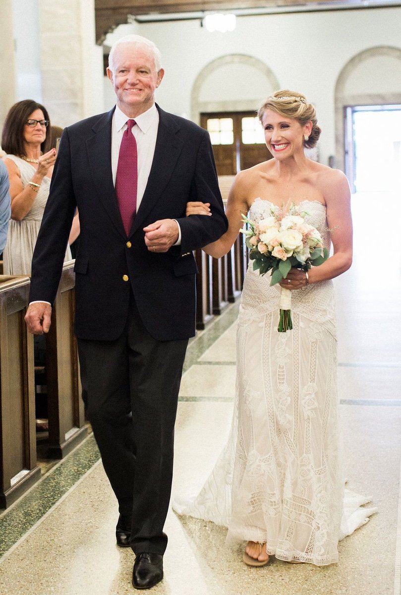 "장인어른이 아니신데...?"

1. 온 가족이 모인 결혼식장, 한 낯선 남성이 웨딩드레스를 차려입은 신부와 함께 신랑을 향해 걸어옴

2. 둘을 바라보며 웃고 있는 하객들도 있었지만 사뭇 심각한 표정을 짓고 있는 사람들도 보였음

3. 이윽고 신부는 그 낯선 남성의 가슴에 손을 얹었고...

4. 10년 전