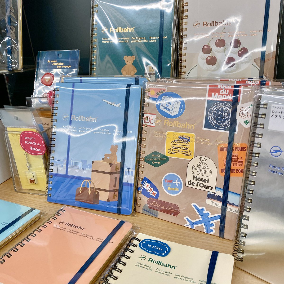 oyamun's tweet image. 早めに仕事が終わったのでToolsをチラ見。コピックの直営店ってイメージが強いけど文具もたくさん売ってます。ロルバーンもあるよっ！
#いまる民 #Tools #ロルバーン