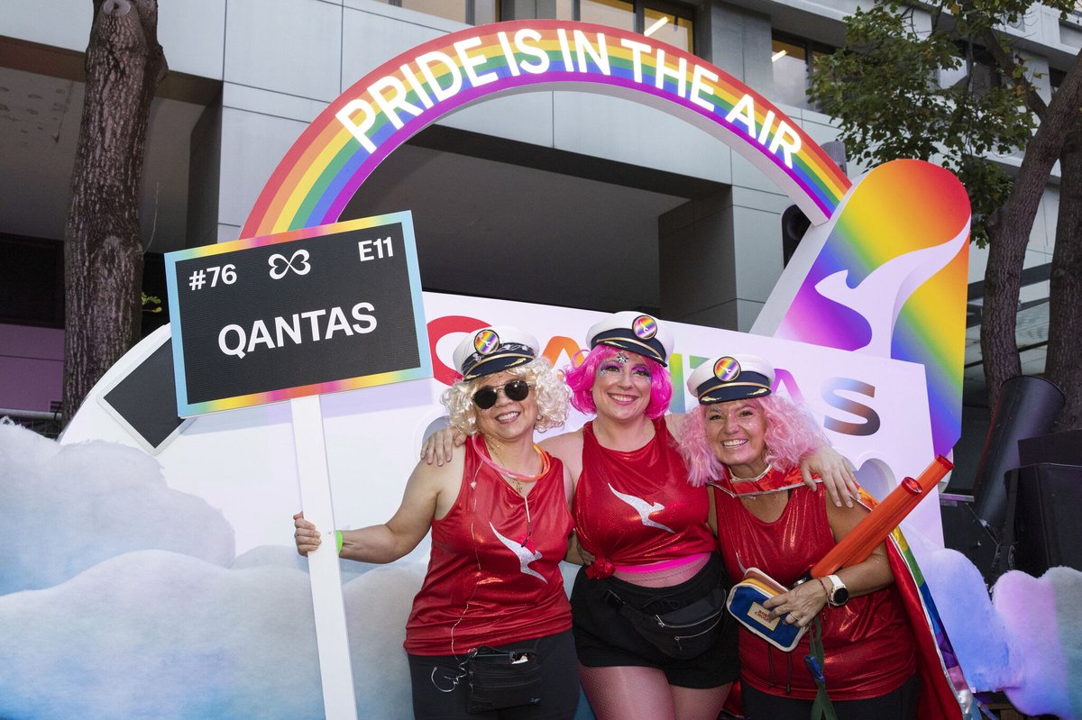 Gate7aviation's tweet image. Soirée spéciale lors du défilé 🌈Sydney Gay and Lesbian Mardi Gras 2026
Samedi, des membres de l’équipe #LGBTQI+ et des alliés du réseau #QantasGroup Illuminate ont fièrement défilé sur Oxford Street pour célébrer la communauté, la fierté et l’appartenance.
En tant que partenaire
