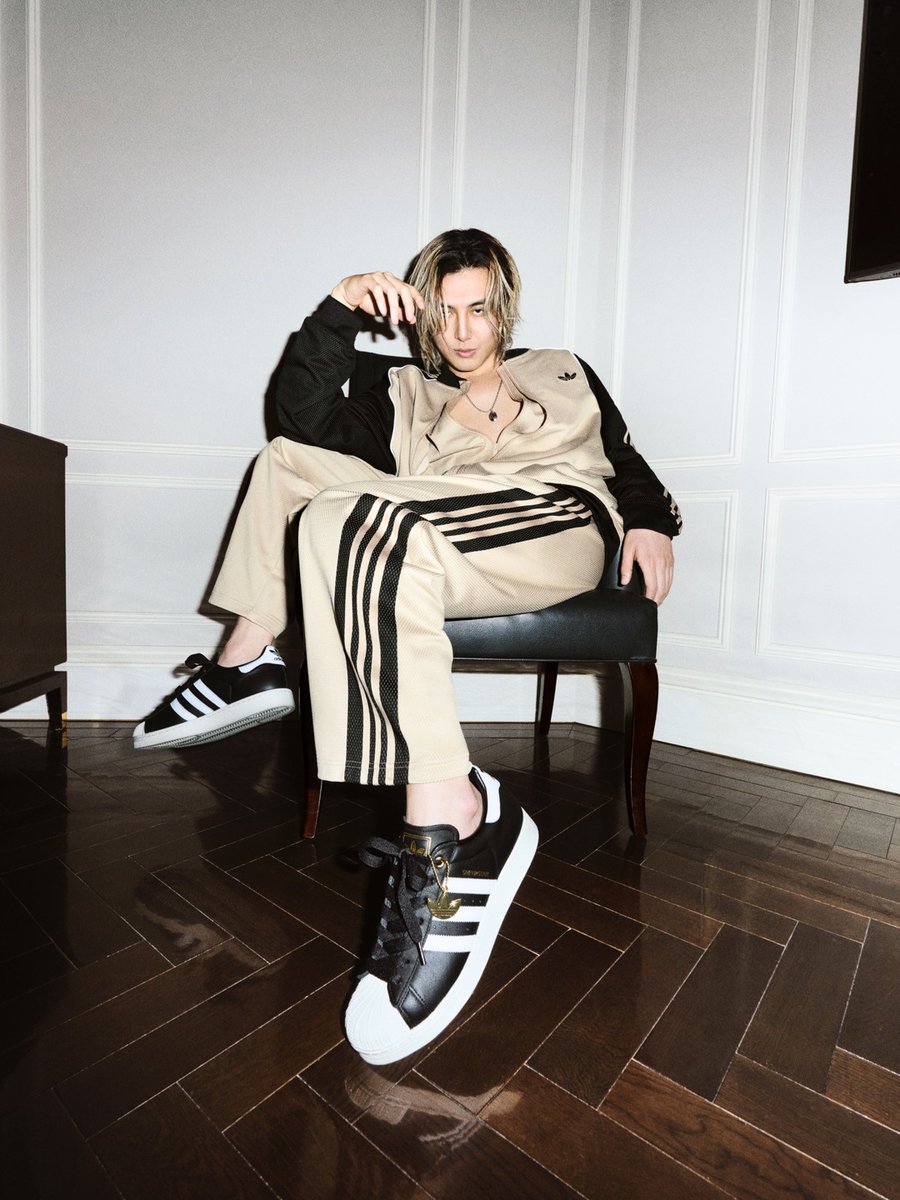 スリーストストライプスをあしらい、本物を求める人たちへ。​Fujii Kazeスタイルで魅せる、SUPERSTAR。

<a href="/fujiikazestaff/">Fujii Kaze Staff</a> 

📲 go.adidas.com/ihha/sq6guj6a