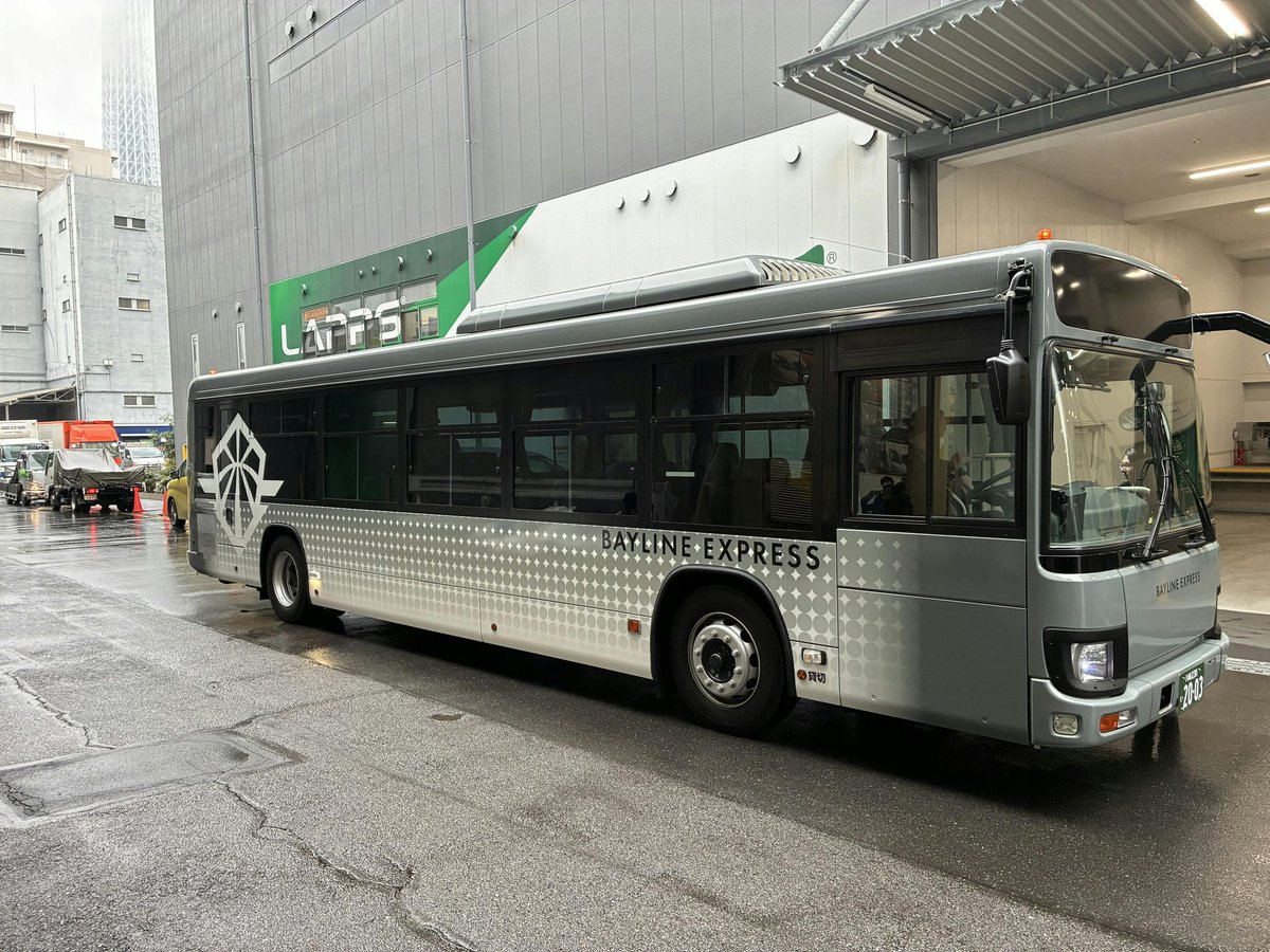 baylineexpress's tweet photo. LVのラッピング完成です😎
初めての車両タイプだったので、ちと不安でしたが、なかなか似合ってませんか？😏
#ベイラインエクスプレス
#ラッピング
#LV https://t.co/rV9m0o7F58