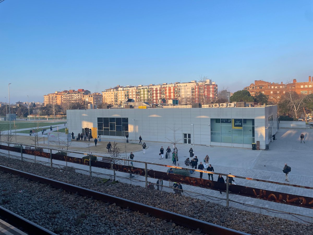 Metatron19's tweet photo. @joanbague @joanvilallanars @carlosprietogo @SEGREcom @AlbertDalmau @desdelamoncloa @govern @SilviaPaneque @jterrades @manelnadal63 @jasantano @transportesgob @SubGobGirona @ParramonPere @peremacias1 @cambragirona @DiputacioGirona @vadorverges @jorfabrega @orriolsderipoll @Esquerra_ERC @PPCatalunya @JuntsParlament @estercapella @AngelesEsteller @cupnacional @jcanadellb @Santandreuenc @territoricat @AjRibesdeFreser @Serra_joanmanel @puigcerda_cat @Oriol_Lazaro @AjCampdevanol @Gloriarigola @BellverCerdanya @AgustiArbos @oscar_puente_ @Renfe @Adif_es @miriamnoguerasM @sanchezcastejon @IsidreGavin @alcaldegi @aena @salvadorilla @aliciarll Hoy tren de Bcn-#Figueres, 06:40, llega a #Girona, a las 07:23h, pues no,a las 08:00h, hasta cuanto tendremos que aguantar esto,¡es un putu drama coger el tren!. ¿Dónde se esconde el presidente @salvadorilla ,del #DesGovern del caos ferroviario, Q se hace decir de la Generalitat? https://t.co/NCXkNlg7F9