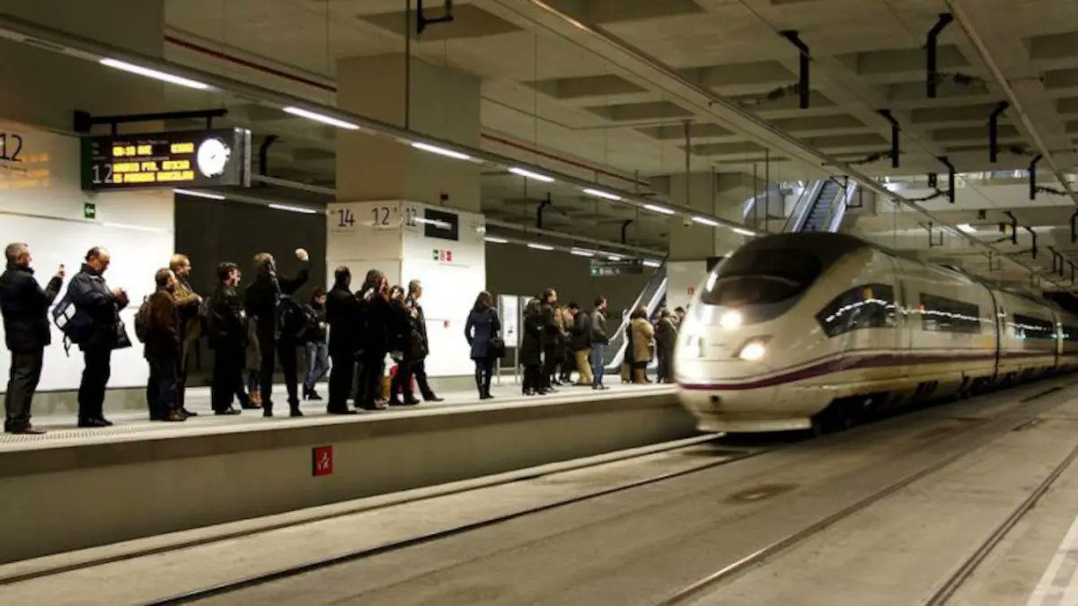 Metatron19's tweet photo. @joanbague @joanvilallanars @carlosprietogo @SEGREcom @AlbertDalmau @desdelamoncloa @govern @SilviaPaneque @jterrades @manelnadal63 @jasantano @transportesgob @SubGobGirona @ParramonPere @peremacias1 @cambragirona @DiputacioGirona @vadorverges @jorfabrega @orriolsderipoll @Esquerra_ERC @PPCatalunya @JuntsParlament @estercapella @AngelesEsteller @cupnacional @jcanadellb @Santandreuenc @territoricat @AjRibesdeFreser @Serra_joanmanel @puigcerda_cat @Oriol_Lazaro @AjCampdevanol @Gloriarigola @BellverCerdanya @AgustiArbos @oscar_puente_ @Renfe @Adif_es @miriamnoguerasM @sanchezcastejon @IsidreGavin @alcaldegi @aena @salvadorilla @aliciarll Hoy tren de Bcn-#Figueres, 06:40, llega a #Girona, a las 07:23h, pues no,a las 08:00h, hasta cuanto tendremos que aguantar esto,¡es un putu drama coger el tren!. ¿Dónde se esconde el presidente @salvadorilla ,del #DesGovern del caos ferroviario, Q se hace decir de la Generalitat? https://t.co/NCXkNlg7F9