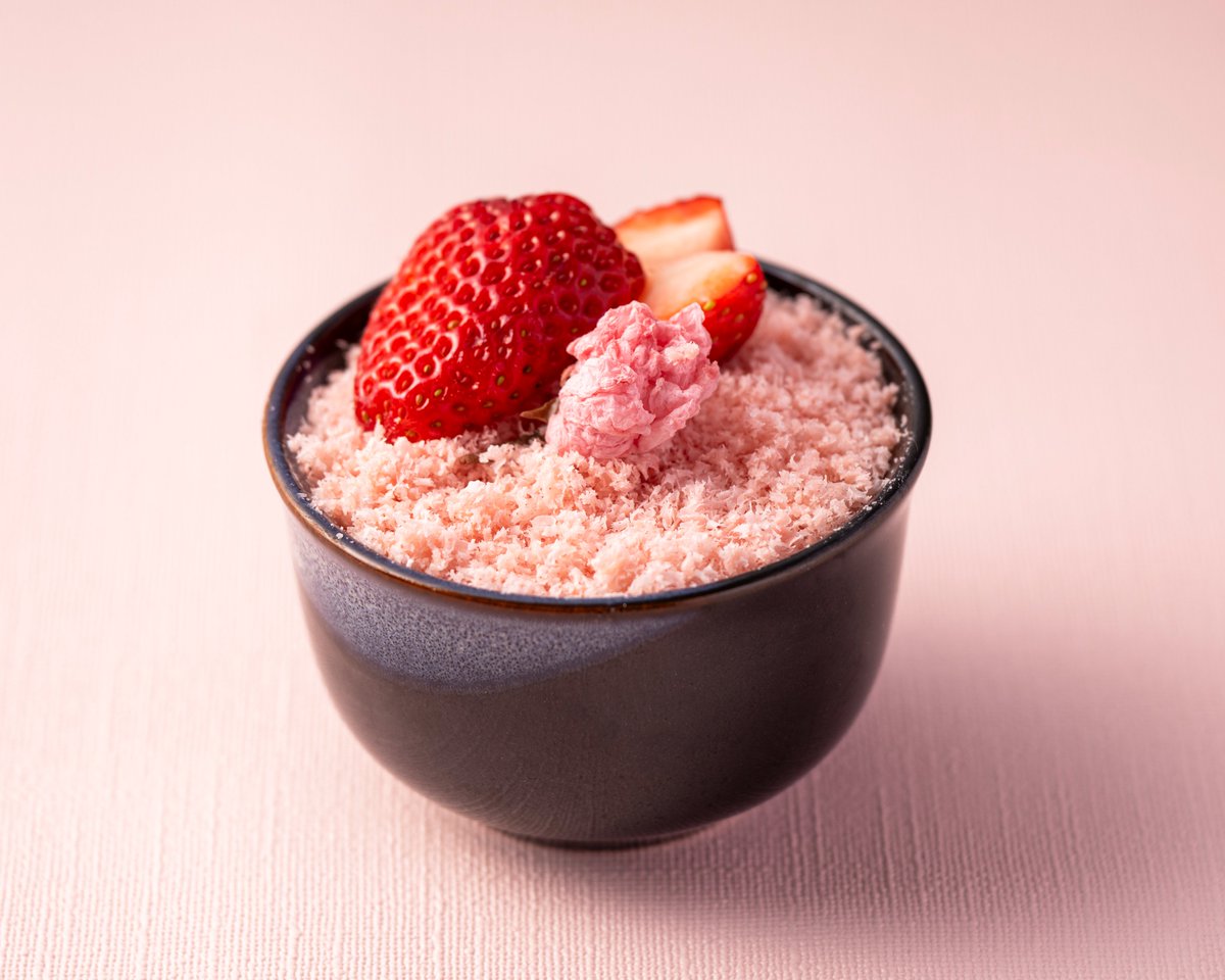 HOTELCLEMENT's tweet photo. 1F ダイニングカフェクレメントにて販売中！
おすすめケーキをご紹介✨

🍓春うらら　650円　
桜のヨーグルトムースに苺のジュレを合わせ、
軽やかに仕上げました。
見た目も味わいも春らしさ満載の一品です。 https://t.co/0qqdr129eI