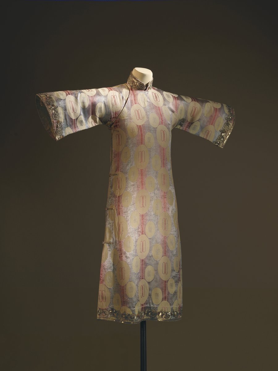ShanghaiMuseum's tweet photo. When Eastern silhouette meets Western flair. A moving masterpiece draped in jacquard satin and oval motifs. With every step, the dancer wearing it glistens like scattered pearls strung on a jazz age beat. 

#NowonView at "Glamour and Modernity beyond Shanghai" https://t.co/ozByOxZze7