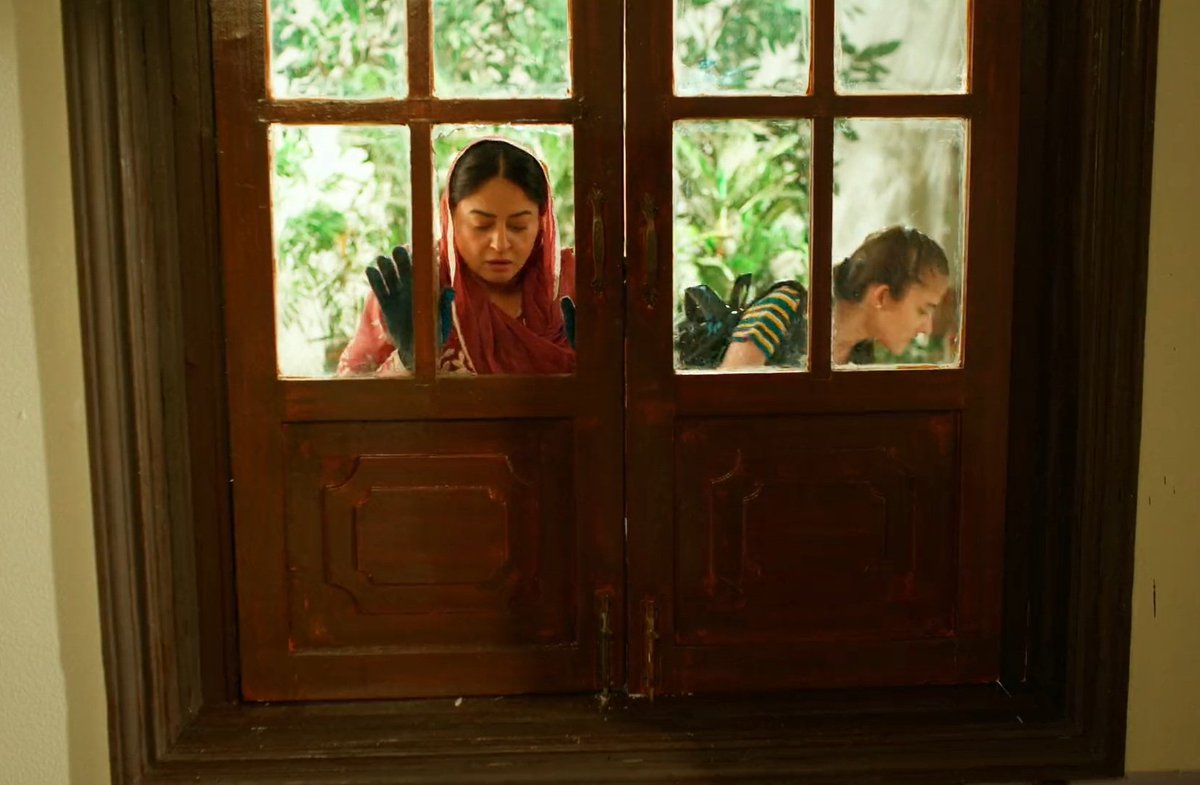 kuchbhi_tweet's tweet photo. I want to understand when she knows seher is not in haveli then why is she sneaking in like a thief? Who exactly is she going to save and from whom?
Or is she going into Maher's bedroom and sleep under their bed tonight to protect Seher from Mahid🤦‍♀️
#SeherHoneKoHai https://t.co/IdrVnq9bxj