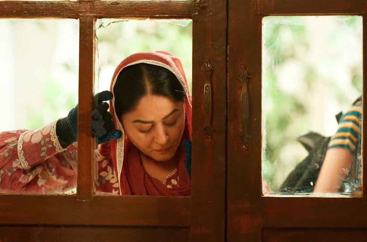 kuchbhi_tweet's tweet photo. I want to understand when she knows seher is not in haveli then why is she sneaking in like a thief? Who exactly is she going to save and from whom?
Or is she going into Maher's bedroom and sleep under their bed tonight to protect Seher from Mahid🤦‍♀️
#SeherHoneKoHai https://t.co/IdrVnq9bxj