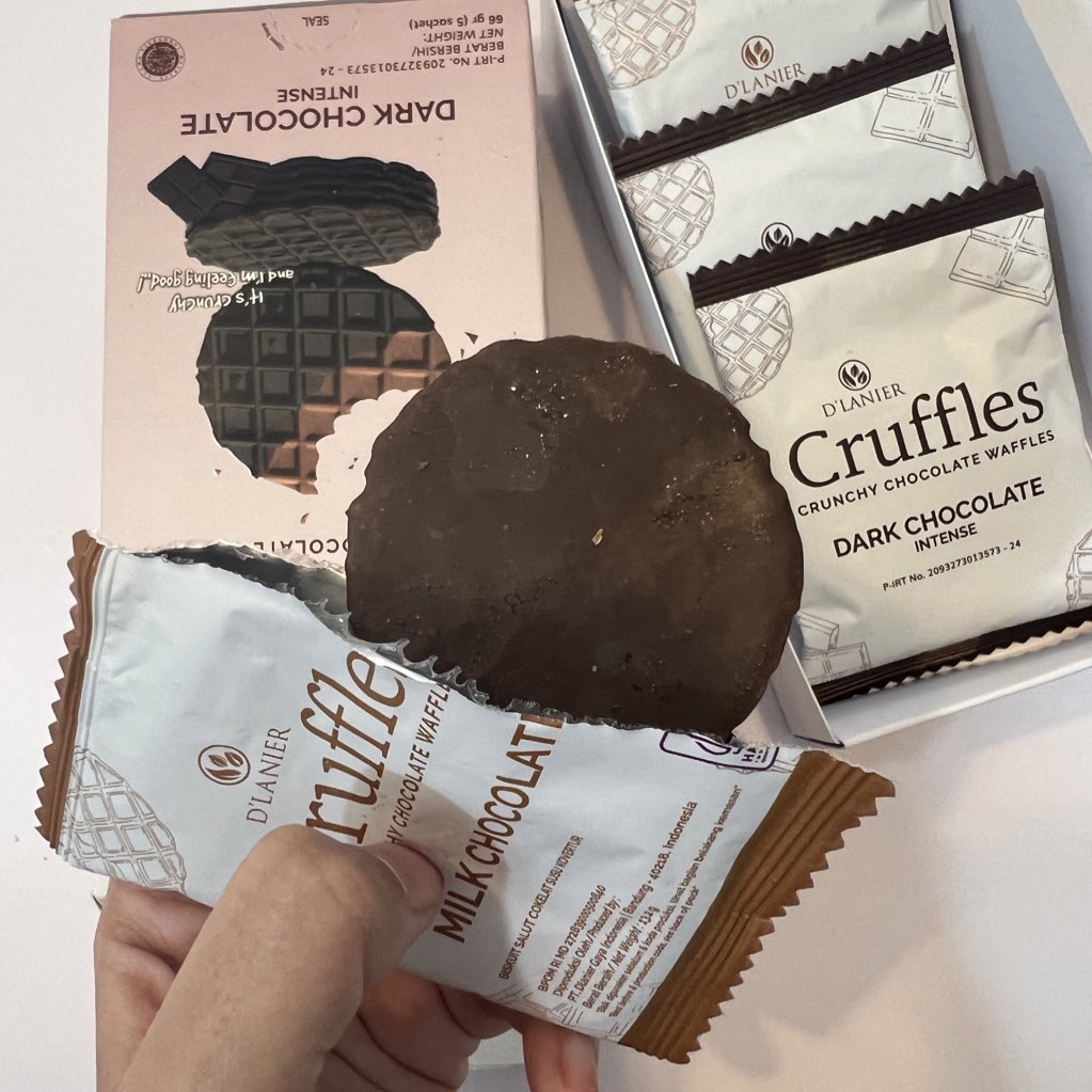 rayoffsunshinee's tweet photo. cobain cruffles..SNACK YANG ADA di INFLIGHT MEALS GARUDA.. ENAK BGT😭🫶 https://t.co/buwLKMgYV0
