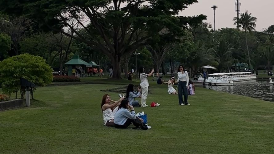 สวนหลวง ร.9 เลย บรรยากาศดีสุด ๆ ตอนพระอาทิตย์ตกดินยิ่งสวย ทางเดินออกกำลังกาย พื้นที่ปิกนิก บึงใหญ่กลางสวน มีเรือเป็ดให้ถีบ มีมุมพักผ่อน เหมาะจะมาทั้งสายสุขภาพ ครอบครัวหรือเดต ิิ  🧺🚶‍♀️🌳