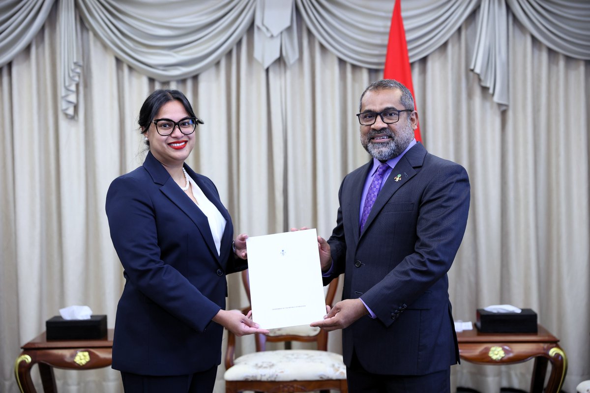 MoFAmv's tweet photo. Foreign Minister Dr. Khaleel presents exequatur to the new Honorary Consul of France in the Maldives

📃 Press Release | https://t.co/3LoiBDvl0g https://t.co/WU2JZdh4Be