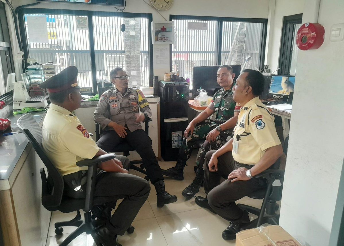 Bhabinkamtibmas Kelurahan Ciseureuh Polsek Regol Aiptu Dedi Setiadi bersama Babinsa, melaksanakan patroli Dialogis dan Binkamsa kepada Satpam PT PLN UITJBT Bandung  jalan PLN GI Cigereleng RT 04/04  kel. Ciseureuh Kecamatan Regol Kota Bandung.